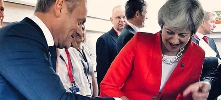 Γιατί η φωτό του Τουσκ με το κέικ χωρίς κεράσια θεωρήθηκε ότι προσέβαλε τους Βρετανούς